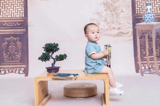 汉川女宝宝换尿布